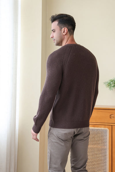 Man wearing the luxurious ribbed cardigan with cashmere from Inis Aran Ireland#color_brown