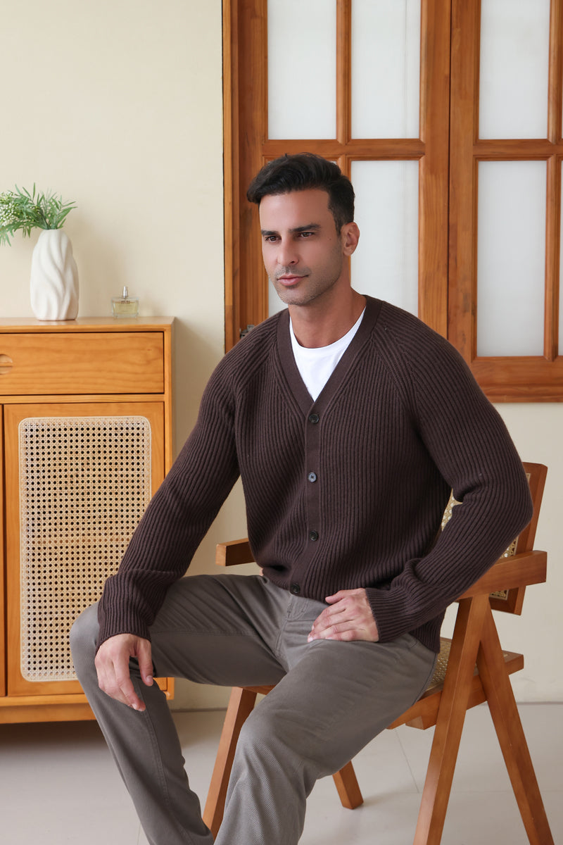 Man wearing the luxurious ribbed cardigan with cashmere from Inis Aran Ireland#color_brown