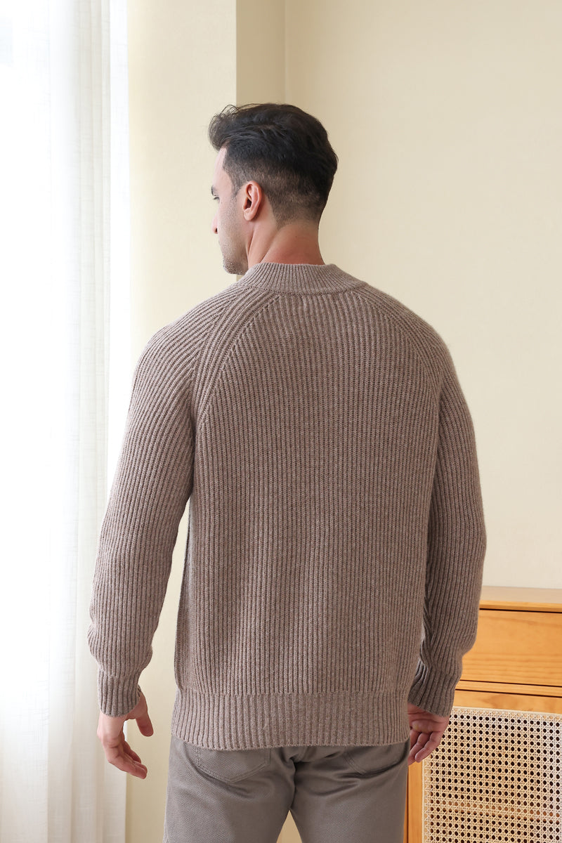 Man wearing a luxury ribbed cashmere sweater by Inis Aran#color_late-autumn