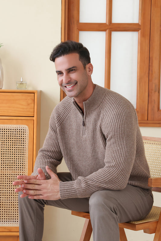 Man wearing a luxury ribbed cashmere sweater by Inis Aran#color_late-autumn