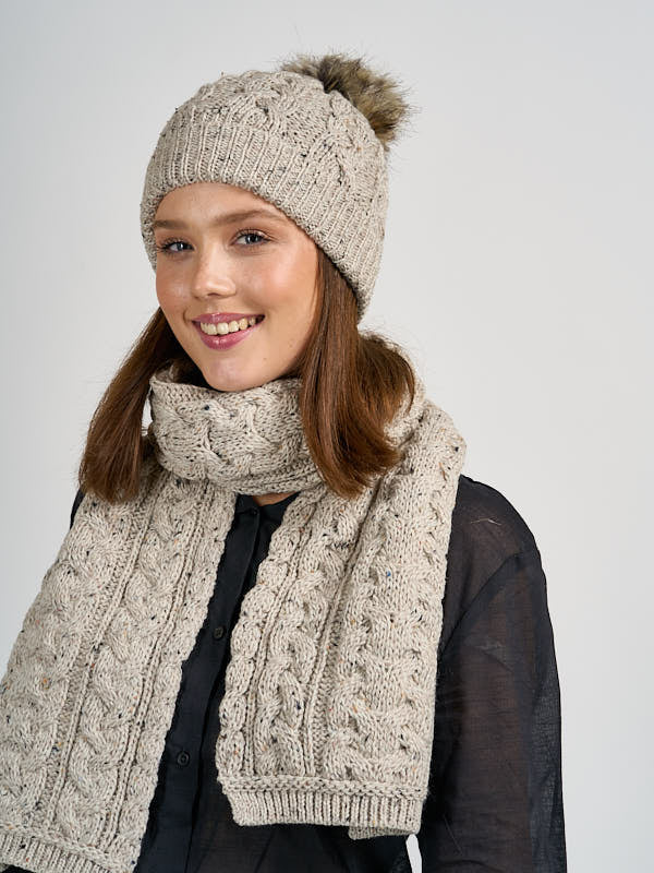 Aran Knit Pom Pom Hat & Scarf#color_oatmeal