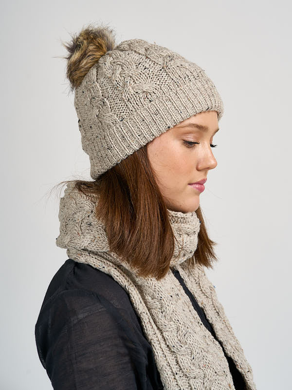 Aran Knit Pom Pom Hat & Scarf#color_oatmeal